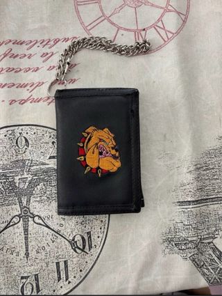 Cartera con cadena y bulldog