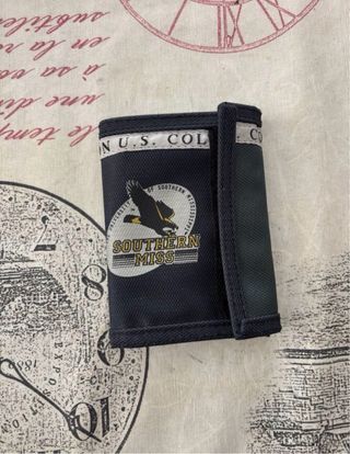 Cartera con cadena y bulldog