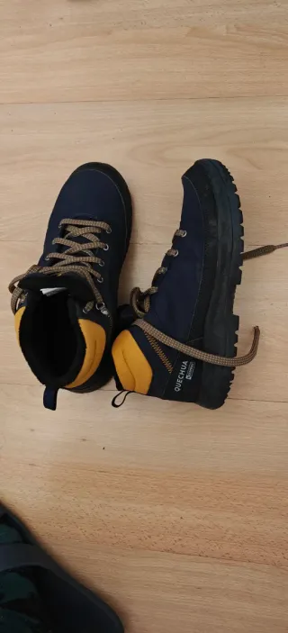 Botas Quechua azules y amarillas