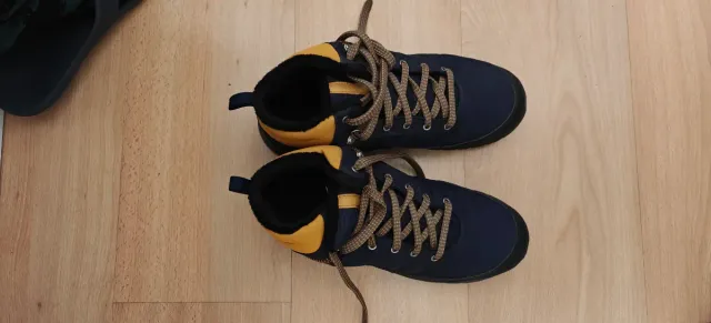 Botas Quechua azules y amarillas