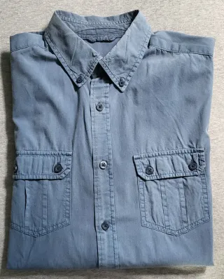 Camisa azul de manga larga