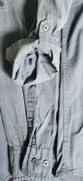 Camisa azul de manga larga