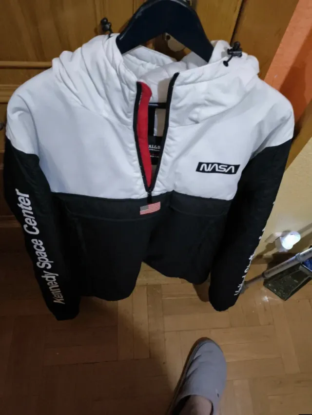 Cazadora Canguro NASA Negra y Blanca