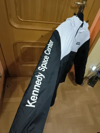 Cazadora Canguro NASA Negra y Blanca