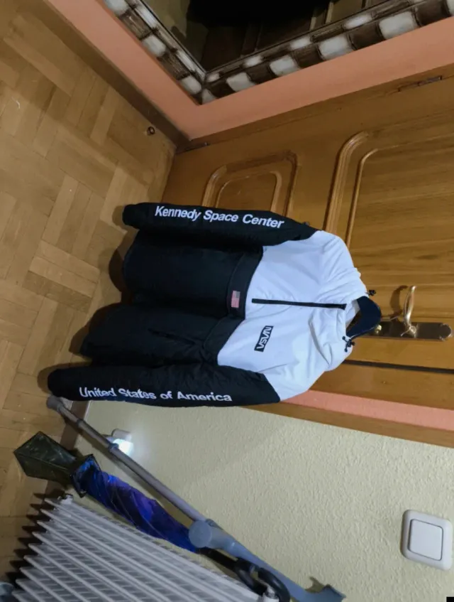 Cazadora Canguro NASA Negra y Blanca