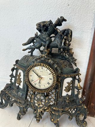 Reloj de sobremesa antiguo con jinete para reparar