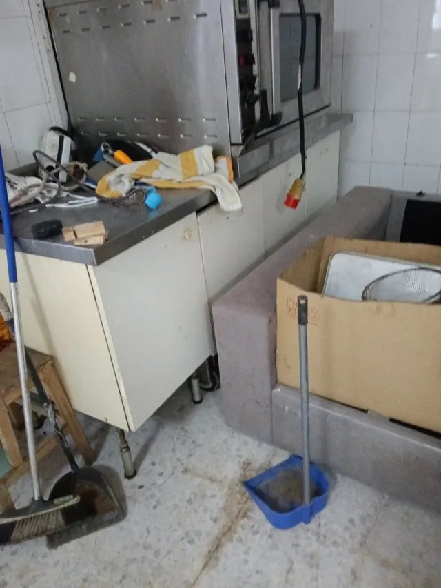 Mesa de pastelería con 3 contenedores