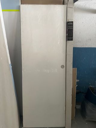 Puerta blanca con cerradura