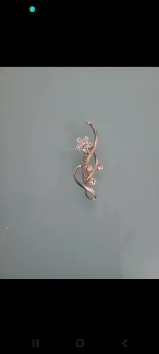 Spilla elegante con fiori e strass