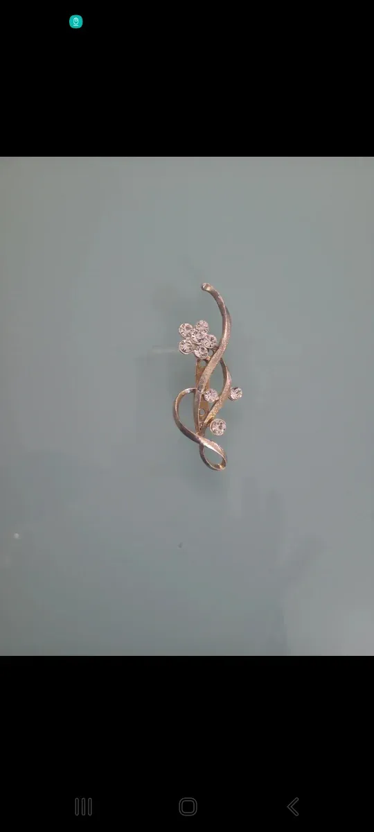 Spilla elegante con fiori e strass