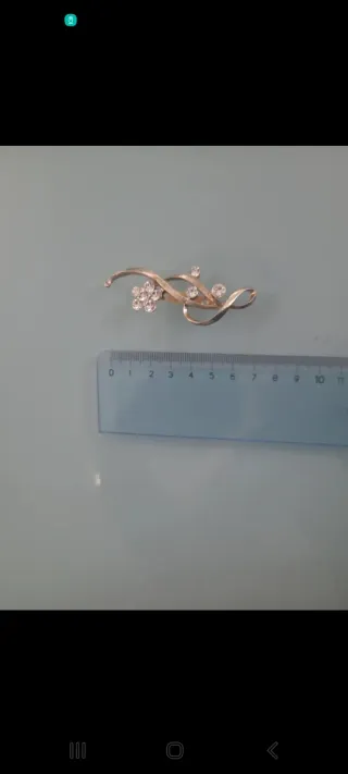 Spilla elegante con fiori e strass