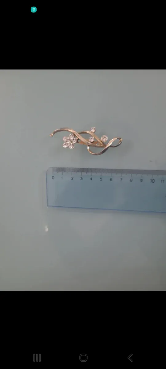 Spilla elegante con fiori e strass