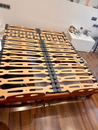 Somier de madera, con gran estructura.