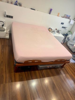 Somier de madera, con gran estructura.