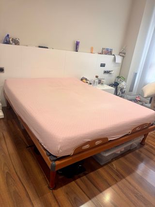 Somier de madera, con gran estructura.