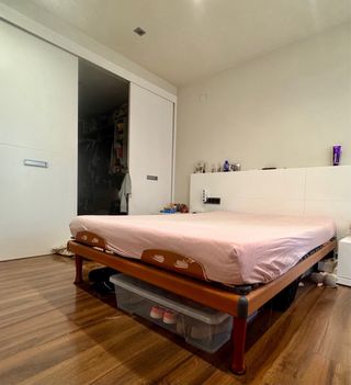 Somier de madera, con gran estructura.