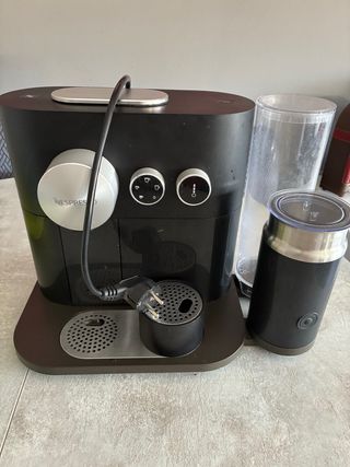 Cafetera Nespresso Negra