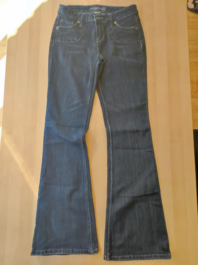 Pantalón vaquero azul oscuro acampanado