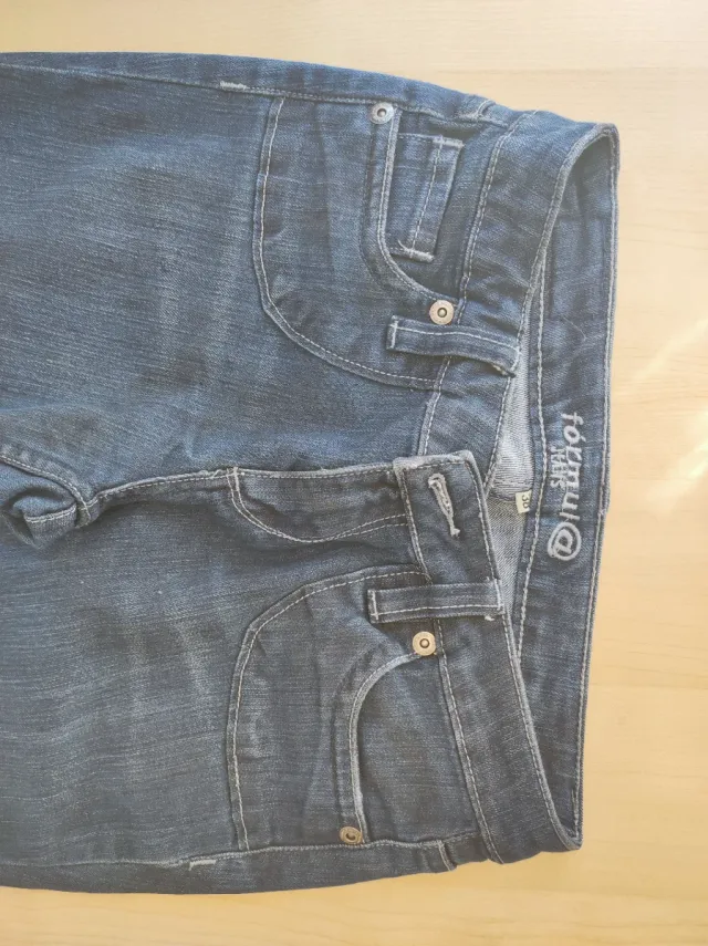 Pantalón vaquero azul oscuro acampanado