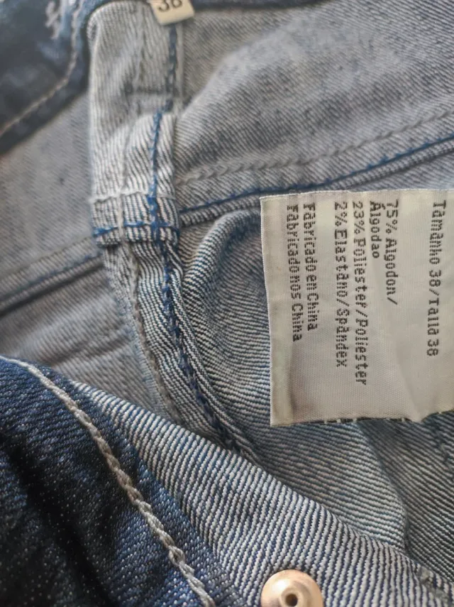 Pantalón vaquero azul oscuro acampanado