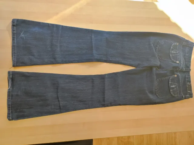 Pantalón vaquero azul oscuro acampanado