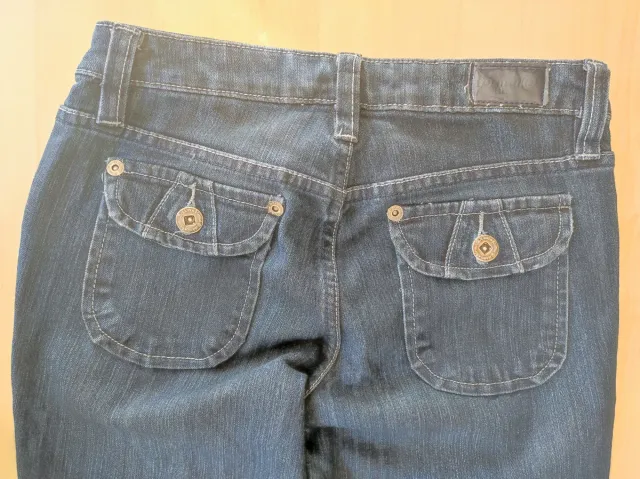 Pantalón vaquero azul oscuro acampanado