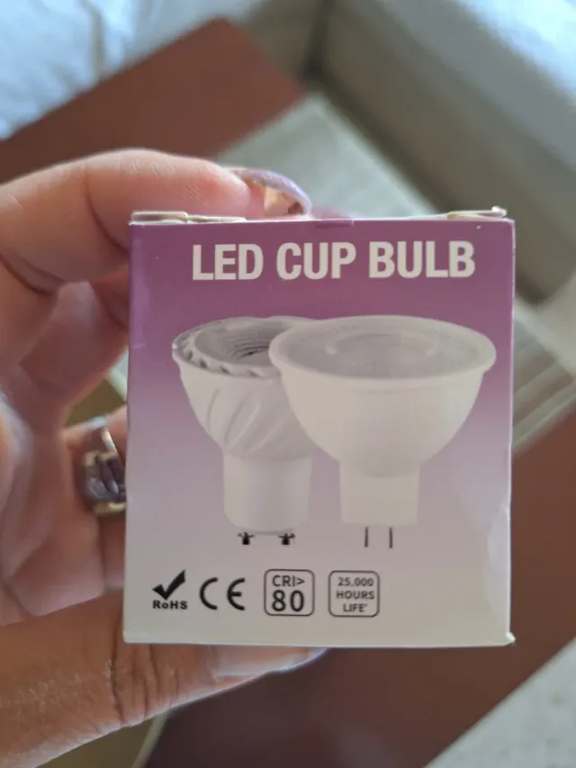 Lote 8 Bombillas LED GU10. 7 W. (Equivalente a 50W