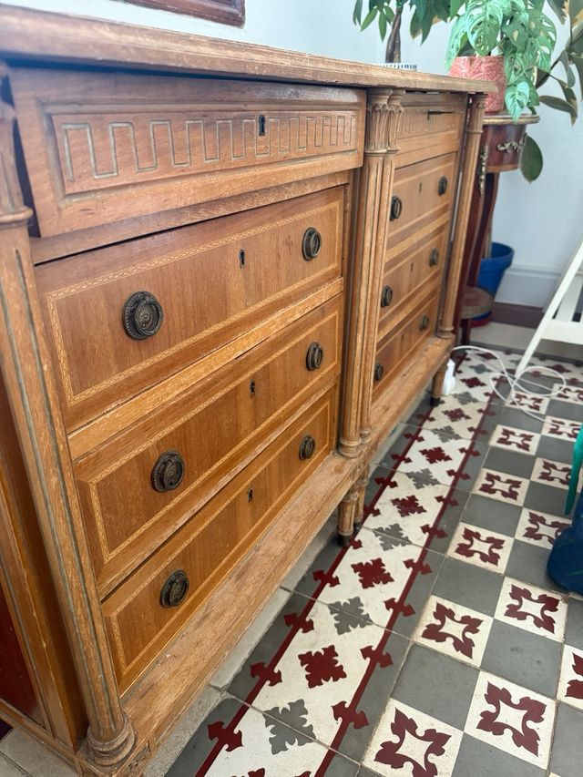 Cómoda antigua de madera