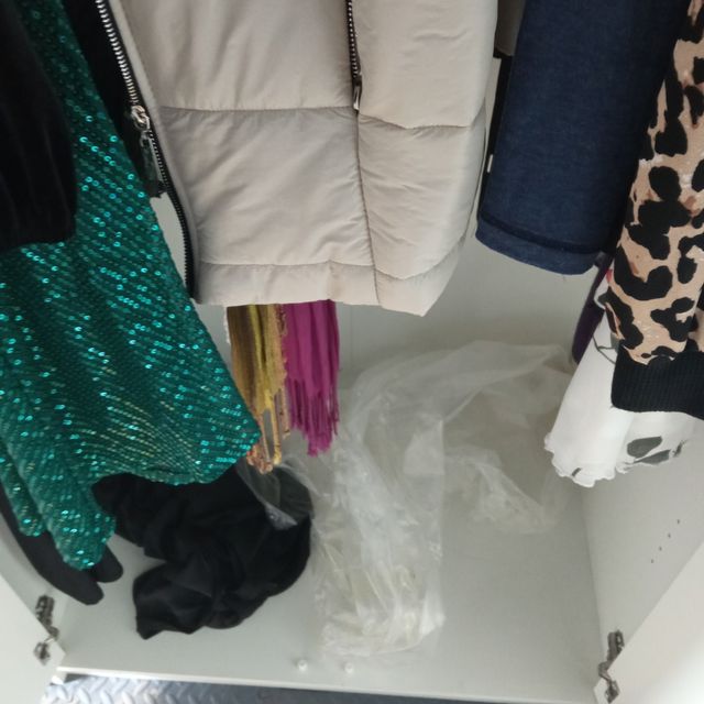 Dos armarios blancos tres puertas