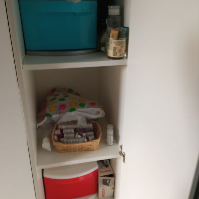 Dos armarios blancos tres puertas