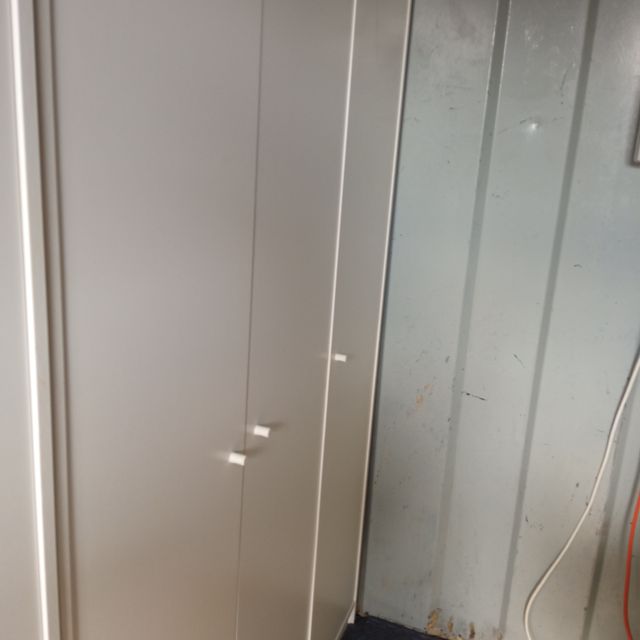 Dos armarios blancos tres puertas