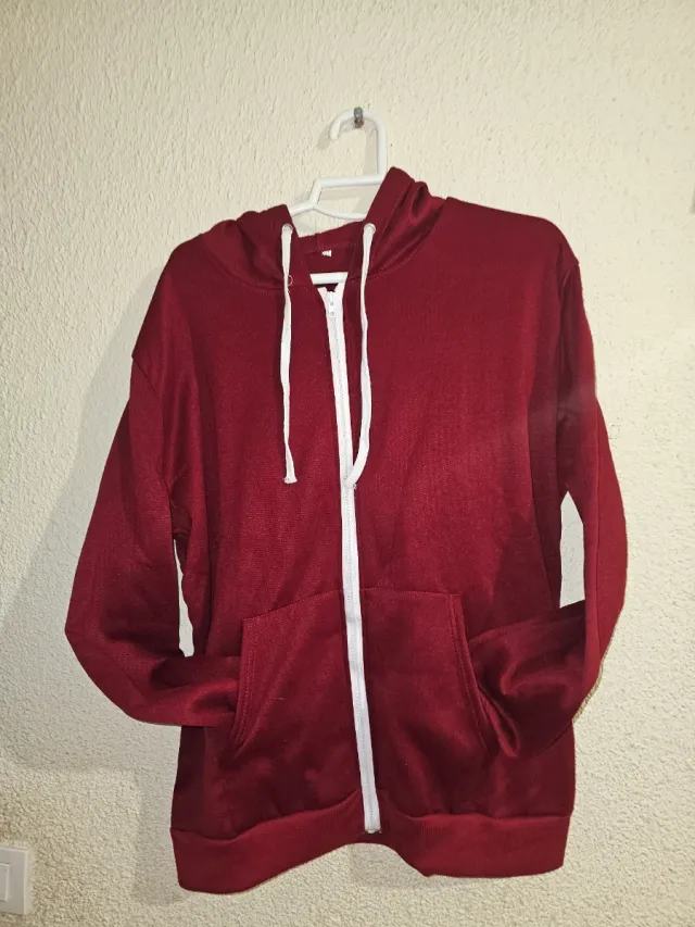 Sudadera con capucha y cremallera roja