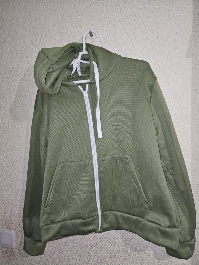 Sudadera con capucha y cremallera roja