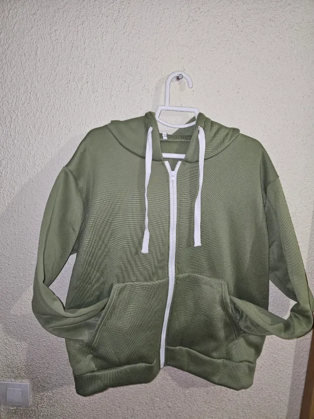 Sudadera con capucha y cremallera roja