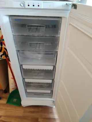 Congelador Indesit 4 cajones y 2 trampillas