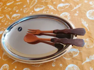 Vassoio acciaio con posate legno