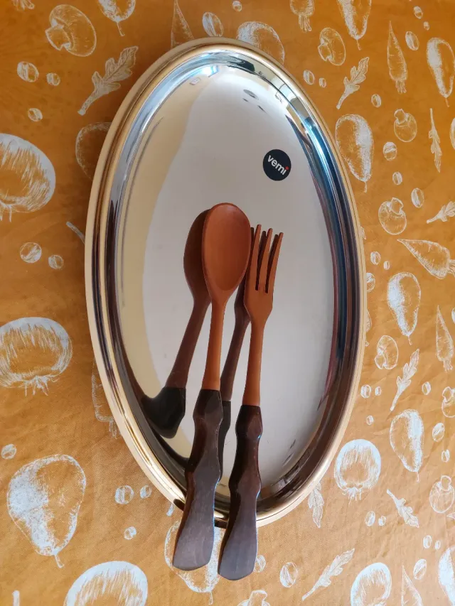 Vassoio acciaio con posate legno