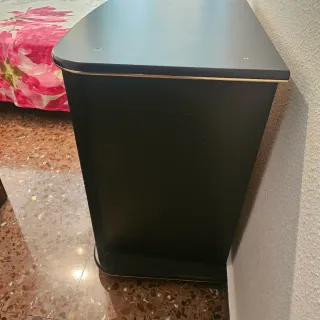 Mueble TV negro con puertas de cristal