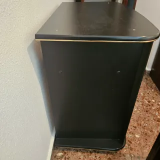 Mueble TV negro con puertas de cristal