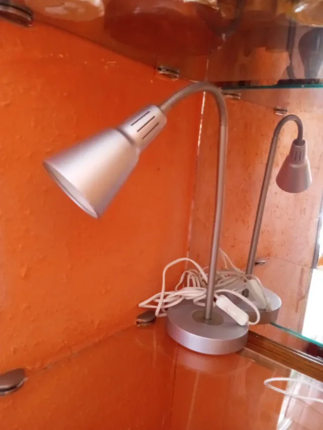 Lámpara de mesa flexible metal