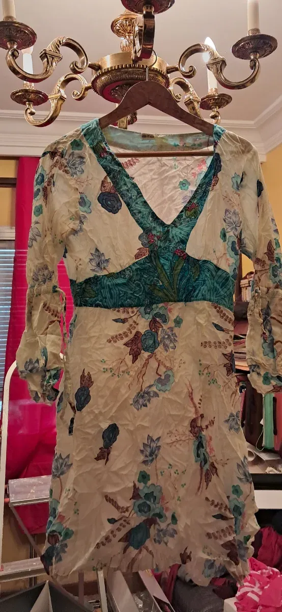 Vestido de verano floral beige y verde azulado