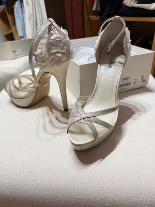 Zapatos de tacón Menbur plata y blanco T.37