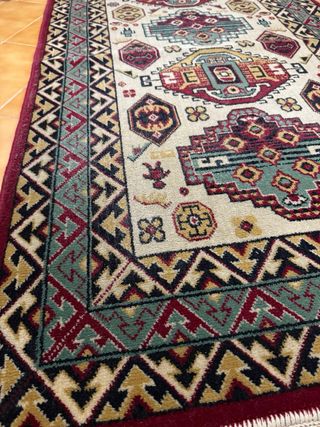 Alfombra estilo oriental con flecos