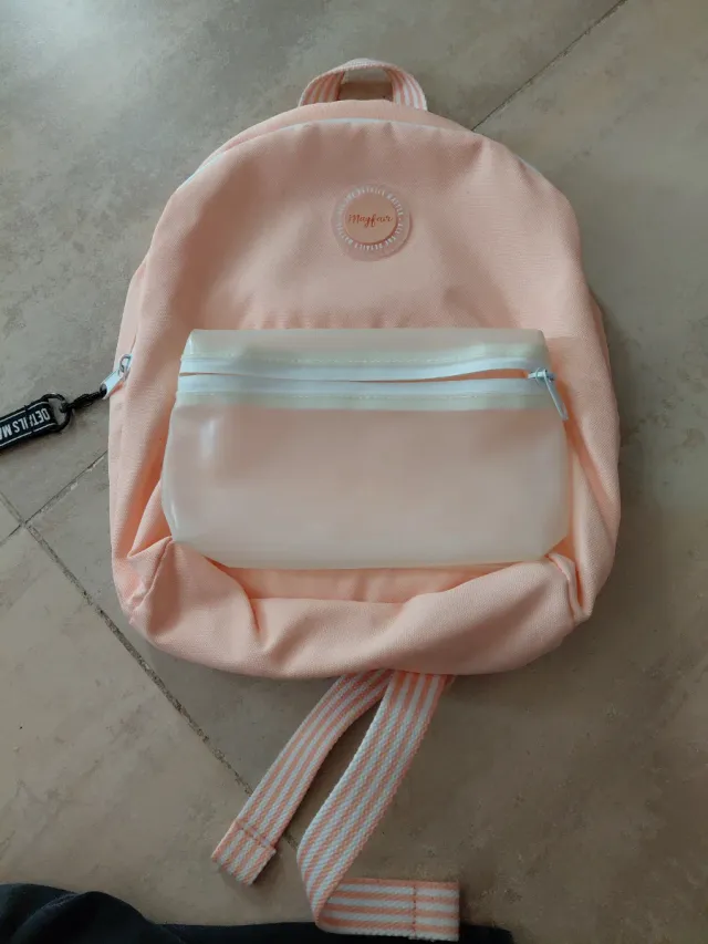 Mochila rosa con bolsillo transparente