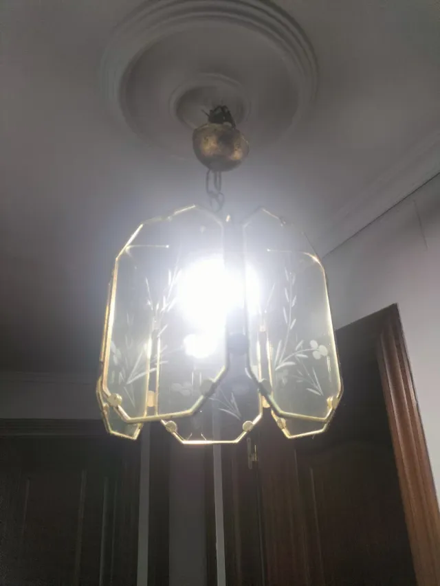 2 Lámparas colgantes cristal y metal dorado.