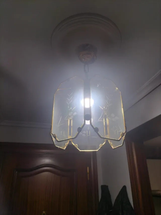 2 Lámparas colgantes cristal y metal dorado.