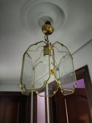 2 Lámparas colgantes cristal y metal dorado.