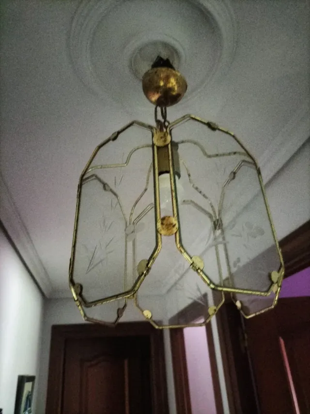 2 Lámparas colgantes cristal y metal dorado.