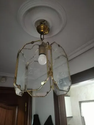 2 Lámparas colgantes cristal y metal dorado.