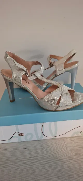 Zapatos de tacón plateados